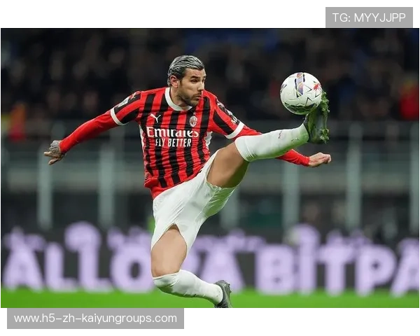 AC米兰球员在训练中练习传球后的第一时间回防动作